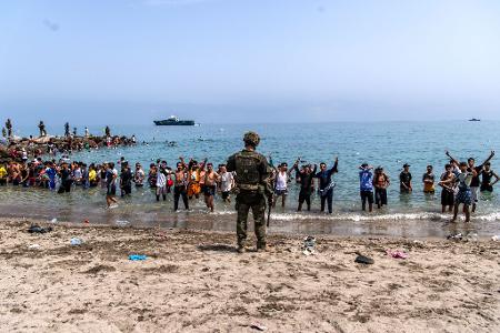Spanische Soldaten blockierten den Zugang zum Strand.