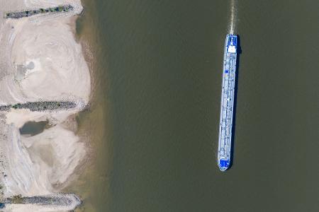 Am Rhein in Duisburg sind breite Sandbänke sichtbar. (Archivbild)