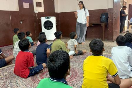 Kinder sitzen im Unterricht in einer Unterkunft für Straßenkinder in Neu-Delhi.