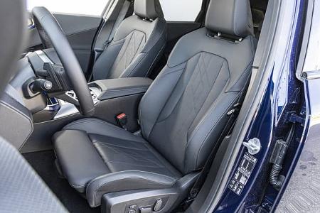 Detailaufnahme des Innenraums eines BMW X3 20 xDrive, Fokus auf die Vordersitze und das Cockpit.