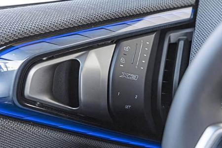 Detailaufnahme des Türinnenraums eines BMW X3 20 xDrive, Fokus auf Bedienelemente und Ambientebeleuchtung.