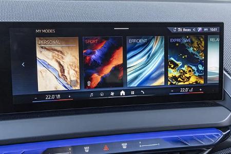 Zentraldisplay des BMW X3 20 xDrive mit verschiedenen Fahrmodi im Infotainmentsystem.