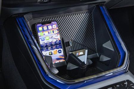 Detailaufnahme der Mittelkonsole eines BMW X3 20 xDrive mit Smartphone-Ablage und USB-Anschlüssen.