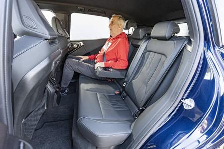 Innenraumaufnahme eines BMW X3 20 xDrive, Rücksitzbank mit sitzender Person.