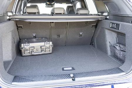 BMW X3 20 xDrive Kofferraum mit geöffnetem Heckdeckel, Blick auf den geräumigen Laderaum mit einem schwarzen Transportkoffer.