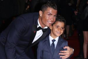 Muskulöse Urlaubsgrüße: Cristiano Ronaldo posiert mit seinem Sohn