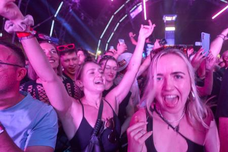 Zehntausende Raver feiern beim Nature One Festival.
