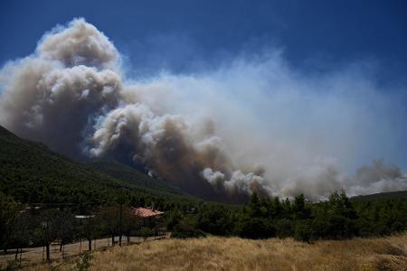 Ungebremste Naturgewalt: Der Wind treibt das Feuer gnadenlos voran, Löschflugzeuge können nicht starten.