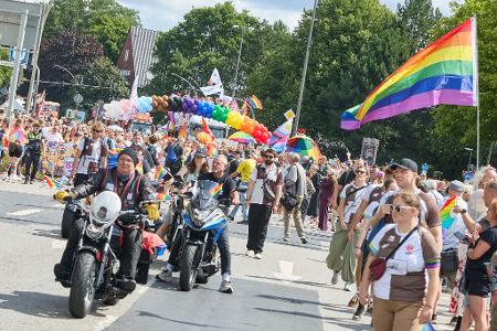 Im Demonstrationszug zum Christopher Street Day in Hamburg fahren nicht nur 60 Lastwagen, sondern auch mehrere Biker.