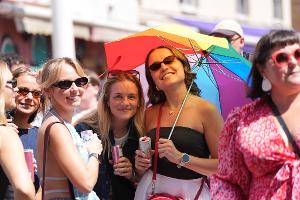 Bei strahlendem Sonnenschein feiert Brighton die Pride Parade.