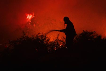 In der Region des Ortes Porto Germenos flammte das Feuer wieder auf.