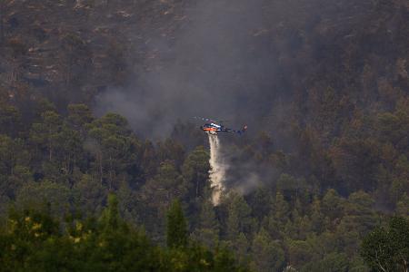 Im Süden Frankreichs waren bei einem wieder aufgeflammten Feuer mehrere Löschhubschrauber im Einsatz.