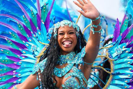 Eine Tänzerin einer "Mas-Band" nimmt in Toronto an einer großen Parade teil.