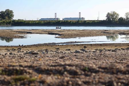 Das Kernkraftwerk MVM Paks, das aufgrund extrem niedriger Wasserstände an der Donau komplett abgeschaltet werden musste.