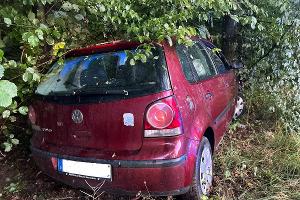 Auto geklaut und gegen Baum geprallt