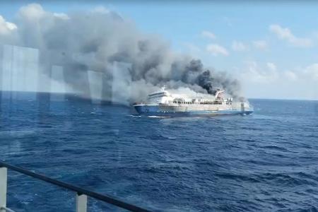 Plötzlich gerät ein Schiff auf See in Indonesien in Brand. Für einige der mehr als 270 Menschen an Bord kommt jede Hilfe zu spät.