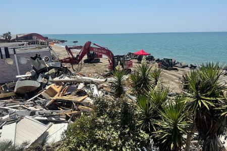 Abrissbagger statt Strandbesucher: In Ostia wird abgerissen. 