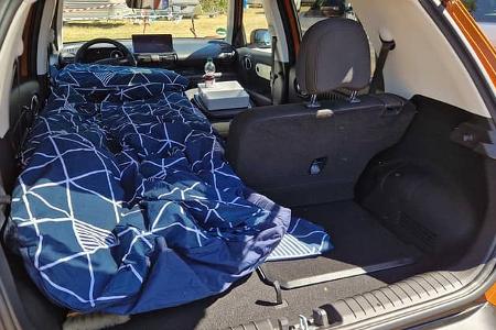 Hyundai Inster beim Car-Camping. Schlafplatz von innen