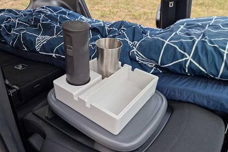 Hyundai Inster beim Car-Camping. Schlafplatz von innen