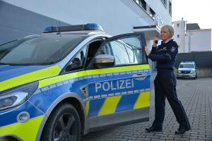 Symbolbild Streifenwagen mit Polizistin