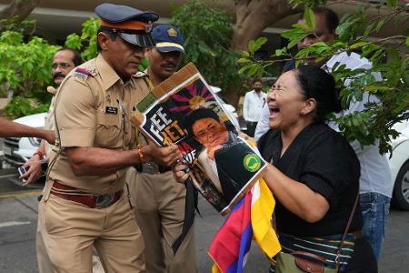 Polizisten in Indien gehen gegen Tibeter vor, die gegen ein Gesetz protestieren, mit dem China den Druck auf Minderheiten erhöht.