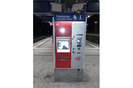Fahrkartenautomat beschädigt