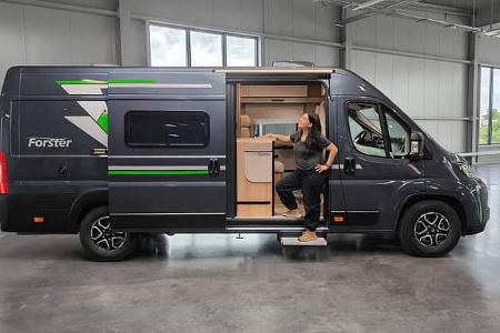 Forster Vantasy V 636 EB (2027), Außenaufnahme, Aufbautür, Frau