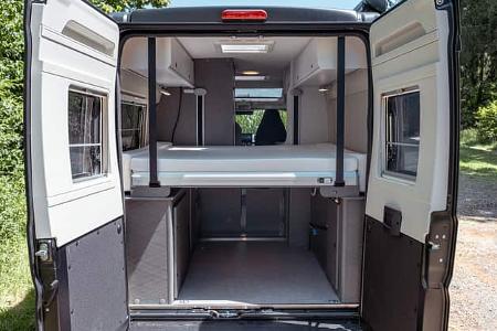 Viel Staurraum bietete sich im Heck unter dem Hubbett des Etrusco CV 640 PB+.