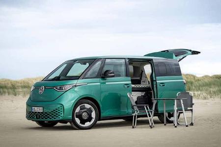 E-Van, Außenaufnahme, Campingstühle, Campingtisch, offene Schiebetür, Campingszene