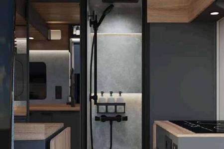 Blick von Schiebetür, Dusche, Küche, Nomade Nation Space, Campingbus