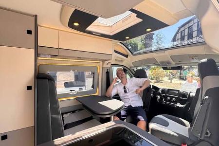 Sitzgruppe, Skyroof, Mann, Schränke, drehbare Pilotensitze