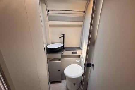 Raumbad, WC, Waschbecken