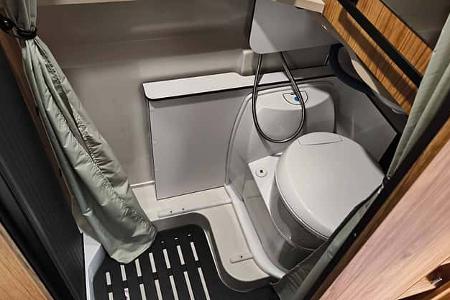 Bad mit Klappwaschbecken und verschiebbarer Toilette