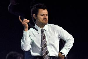Elegant gerettet: Harry Styles stürzt auf der Bühne