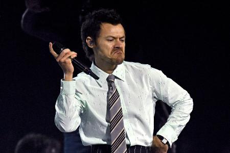 Elegant gerettet: Harry Styles stürzt auf der Bühne