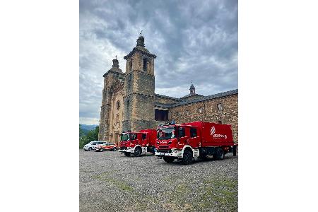 Abfahrbereite Logistikfahrzeuge vor dem Kloster Monasterio de San Andrés das als Unterkunft genutzt werden konnte.