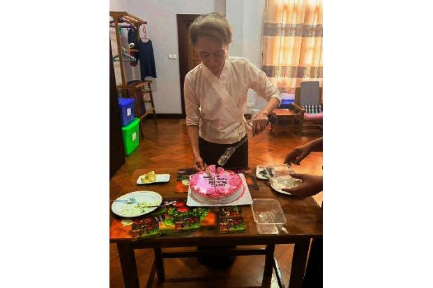 Die Militärregierung veröffentlichte auch Fotos, die Suu Kyi an ihrem Geburtstag im Juni zeigen sollen.