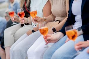 Frauen, die Aperol Spritz trinken - sieht man häufig in Deutschland. (Archivbild)