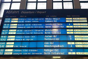 Die Pünktlichkeit im Fernverkehr der Bahn war im Juli genauso niedrig wie im Juni. (Symbolbild)
