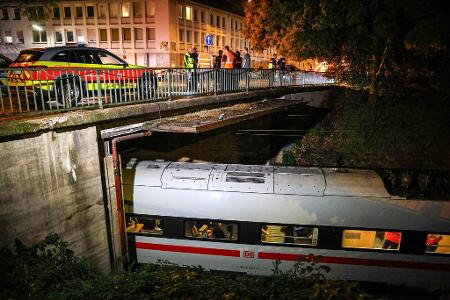 In Schwelm stürzte ein Baum auf die Oberleitung. 