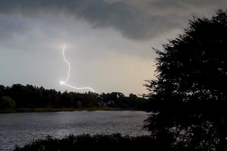 Vielerorts sorgten Gewitter mit Starkregen schon am Abend für Abkühlung. 