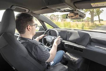 Innenaufnahme eines Audi A2 e-tron Erlkönig mit Fahrer am Steuer, getarnter Prototypen-Innenraum.