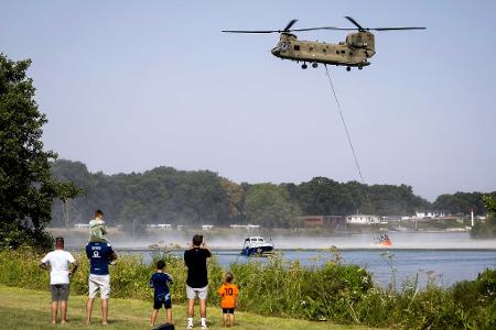 In den Niederlanden kämpft die Feuerwehr gegen einen Brand in einem Naturgebiet.