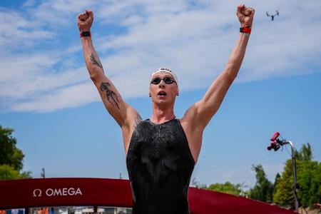 Der deutsche Schwimmer Florian Wellbrock jubelt nach seinem Sieg im 10-km-Freiwasserschwimmen der Männer in der Seine in Paris. 