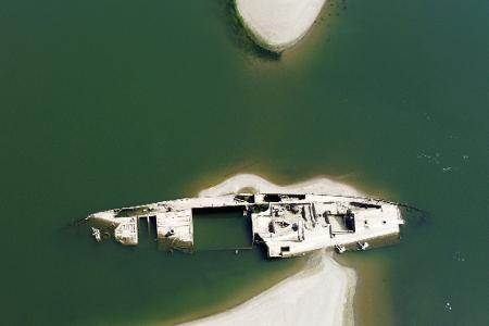 Das Niedrigwasser der Donau macht beim serbischen Prahovo versenkte alte Nazi-Schiffe sichtbar. 