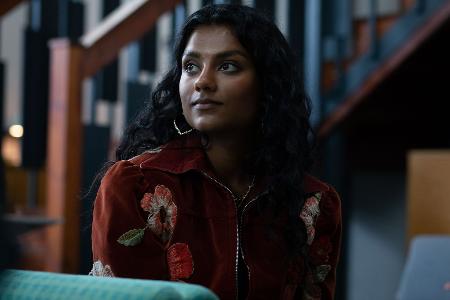 Olivia Hanan (Simone Ashley)