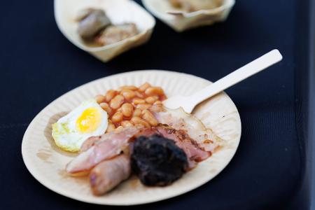 Wer in England das klassische Frühstück genießt, ist danach erstmal satt.