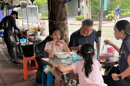 In Thailand nehmen die Menschen ihr Frühstück gerne im Freien ein, meist in einfachen Garküchen.
