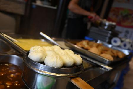 Teigtaschen namens Baozi mit ihren verschiedenen Füllungen sind in China ein beliebtes Frühstücksgericht.