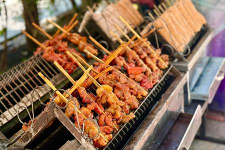 In Deutschland wäre das eher ein Mittagessen - aber die Thais lieben marinierte Schweinespieße (Moo Ping) schon zum Frühstück. 